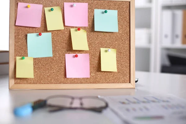 Office tabel met lege Kladblok en laptop — Stockfoto