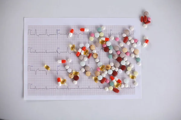 Antecedentes de farmacia en una mesa blanca. Tabletas sobre fondo blanco. Pastillas. Medicina y salud —  Fotos de Stock