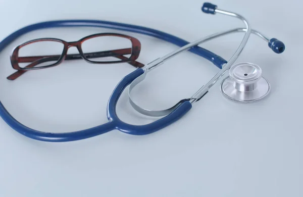 Stethoskop und Brille liegen auf dem Tisch — Stockfoto