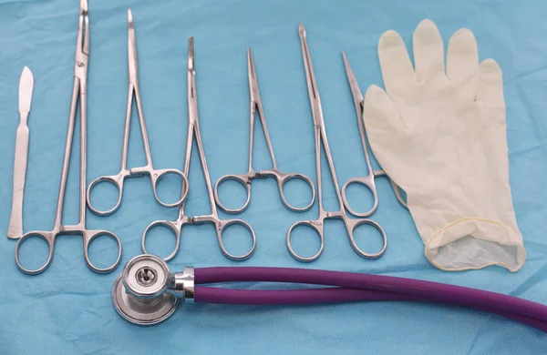 Surgical instruments and tools including scalpels, forceps and tweezers arranged on a table for a surgery — Stock Photo, Image