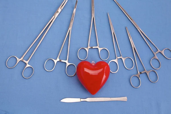 Surgical instruments and tools including scalpels, forceps and tweezers arranged on a table for a surgery — Stock Photo, Image