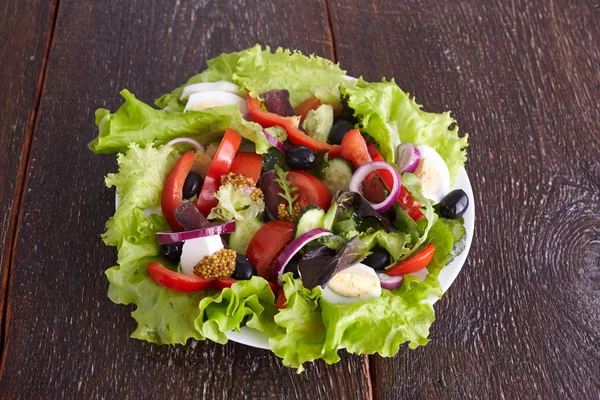 Salade de légumes frais dans une assiette sur une table, mise au point sélective — Photo