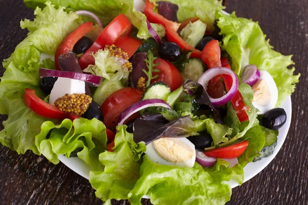 Insalata da verdure fresche in un piatto su un tavolo, un centro selettivo — Foto Stock