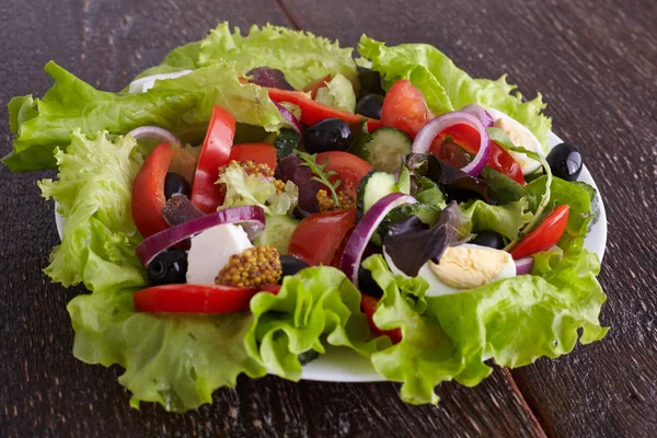 Bir tabloda, seçici odak bir tabak içinde taze sebze salatası — Stok fotoğraf