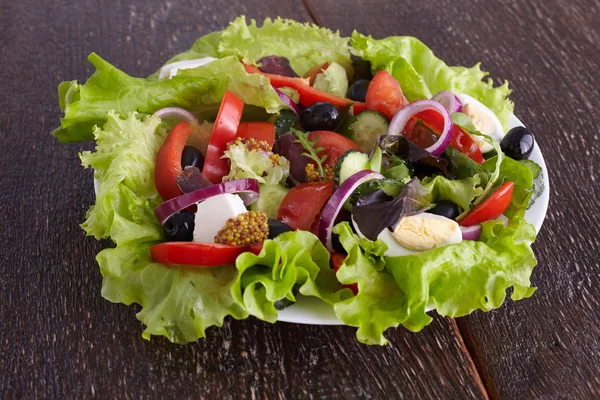 Salade de légumes frais dans une assiette sur une table, mise au point sélective — Photo