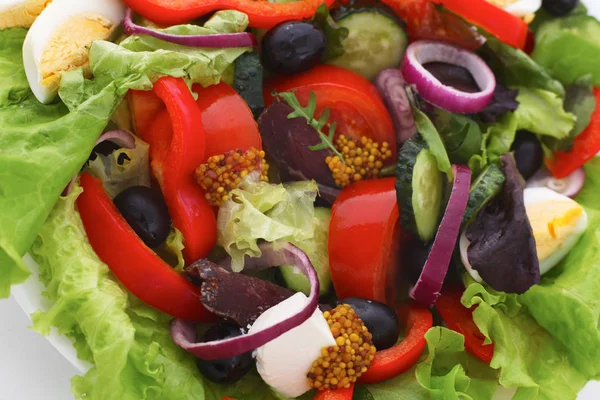 La ensalada de hortalizas frescas en el plato a la mesa, el foco selectivo — Foto de Stock