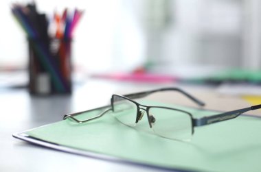 gözlük üstünde senin okul sırası. çizimlerle çalışır. iş planı. Zımba, Büyüteç