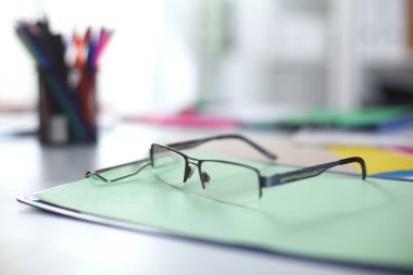 gözlük üstünde senin okul sırası. çizimlerle çalışır. iş planı. Zımba, Büyüteç