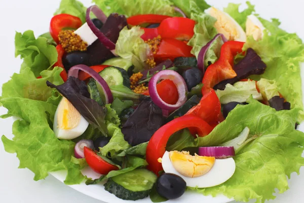 テーブル、選択と集中の上皿で新鮮な野菜からサラダ — ストック写真
