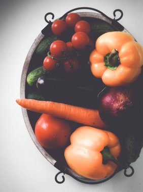 Beyaz arka planda taze sonbahar sebzeleri