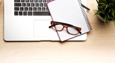 designer Resepsiyon Dijital dönüştürücü kullanarak ofisinde çalışan