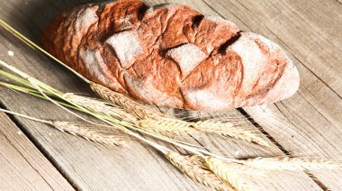 Ahşap masada taze pişmiş geleneksel ekmek.