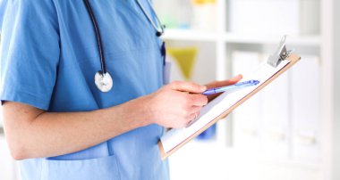 Bir doktor stetoskop klasör holding ile portre portre