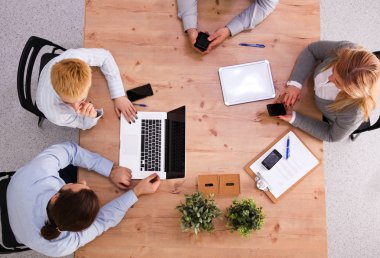 İş ortaklarının toplantıda belge ve fikirleri tartıştığı resim