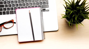 Ofis Masaları boş not defteri ve dizüstü bilgisayar ile