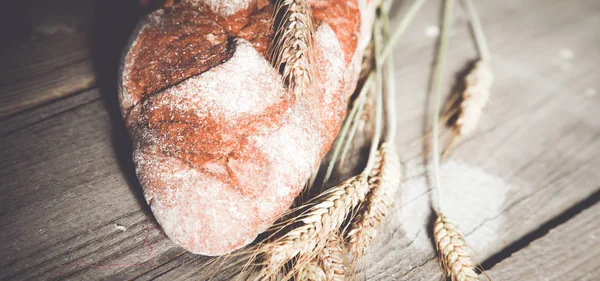 Vers gebakken traditioneel brood op houten tafel — Stockfoto