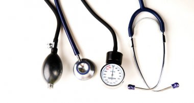 yalıtılmış zemin üzerine antika kitap yığını