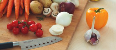 Ahşap bir masa üzerinde organik sebze yığını