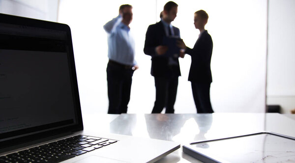 Фотография крупным планом красивых женских ног с педикюром
