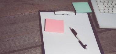 kalem ile ahşap masa üstünde boş defter