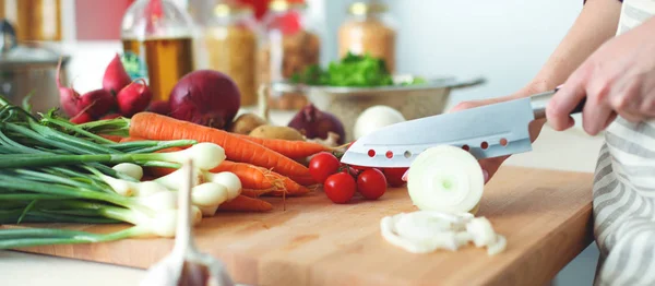 Genç kadın mutfakta yemek pişiriyor. Sağlıklı Yemek — Stok fotoğraf