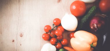 Ahşap bir masa üzerinde organik sebze yığını