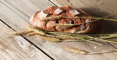 Ahşap masada taze pişmiş geleneksel ekmek.