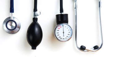 Tansiyon ölçer tıbbi malzeme üzerinde beyaz izole