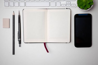 Masanın üzerinde kalp bakım için kardiyogram kavramı stetoskop