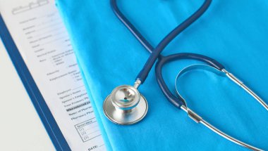 şekillendirme bir kalp ve tıbbi bir Tekdüzen, closeup Panosu'nda bir stetoskop