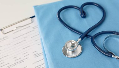 şekillendirme bir kalp ve tıbbi bir Tekdüzen, closeup Panosu'nda bir stetoskop