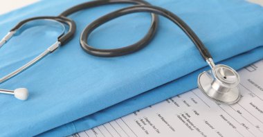 şekillendirme bir kalp ve tıbbi bir Tekdüzen, closeup Panosu'nda bir stetoskop