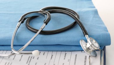 şekillendirme bir kalp ve tıbbi bir Tekdüzen, closeup Panosu'nda bir stetoskop