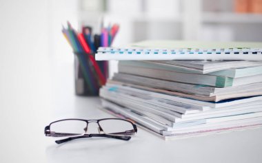 Masaüstü ön planda gözlüklü