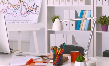 Ofis Masası bilgisayar kağıt raporları bir yığın iş formları