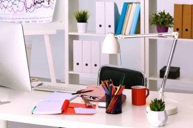 Ofis Masası bilgisayar kağıt raporları bir yığın iş formları