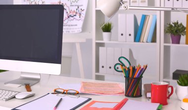 Ofis Masası bilgisayar kağıt raporları bir yığın iş formları