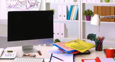 Ofis Masası bilgisayar kağıt raporları bir yığın iş formları