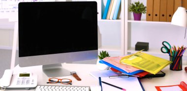 Ofis Masası bilgisayar kağıt raporları bir yığın iş formları