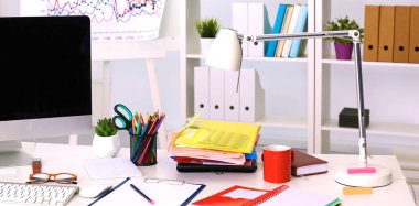 Ofis Masası bilgisayar kağıt raporları bir yığın iş formları