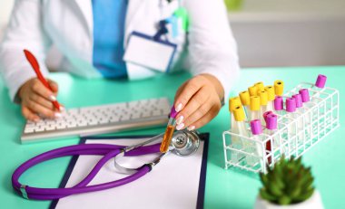 ofiste masasında doktor karısı