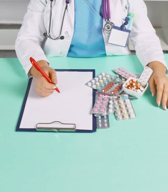 ofiste masasında doktor karısı