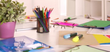 Ofis Masası bilgisayar kağıt raporları bir yığın iş formları