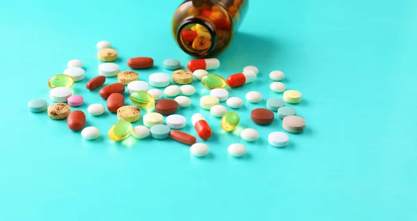 Medical pills and a bottle lie on the table. Medical concept — Stock Photo, Image