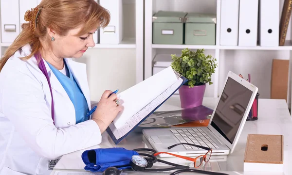 La esposa del médico en el escritorio de la oficina — Foto de Stock