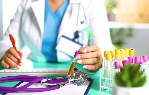 La esposa del médico en el escritorio de la oficina — Foto de Stock