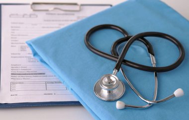 bir stetoskop tıbbi bir Tekdüzen, closeup kalp şekillendirme