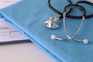 bir stetoskop tıbbi bir Tekdüzen, closeup kalp şekillendirme