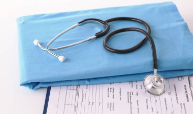 bir stetoskop tıbbi bir Tekdüzen, closeup kalp şekillendirme