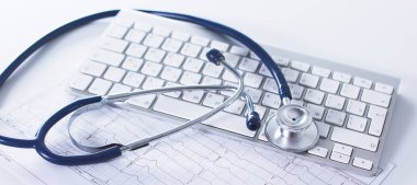 bilgisayar klavye üzerinde bir stetoskop çalışıyorsa
